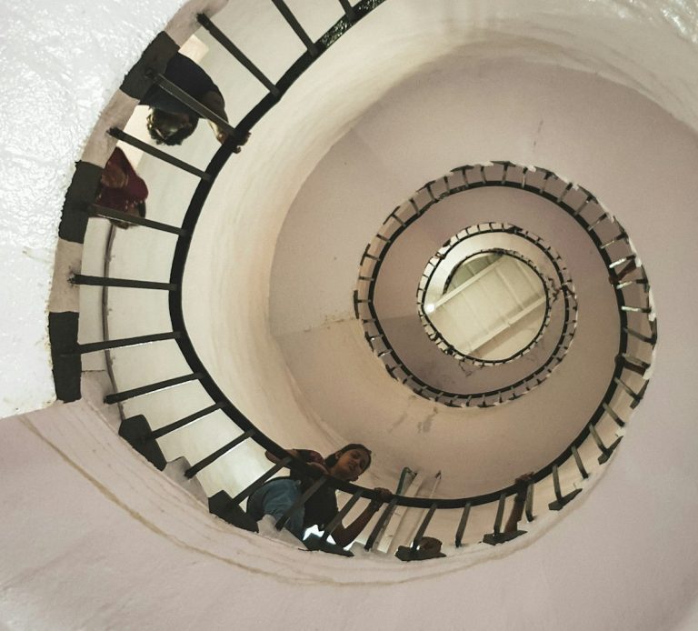 Progression architecturale Escalier en spirale illustrant la progression en architecture d’intérieur